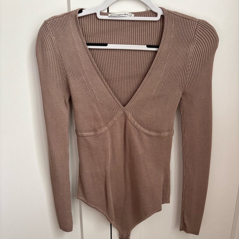 Abercrombie & Fitch V-Neck Ribbed Sweater in Brown